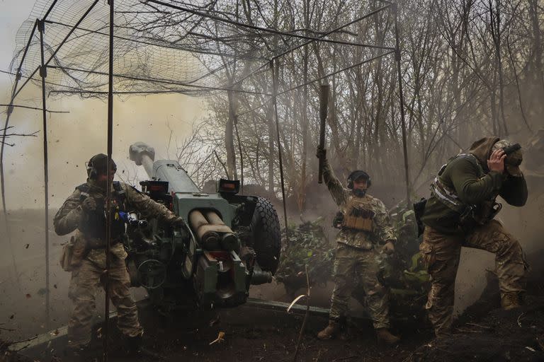 Soldados ucranianos emplean un obús D-30 en el frente cerca de Bakhmut, en la región de Donetsk, Ucrania, el miércoles 19 de abril de 2023