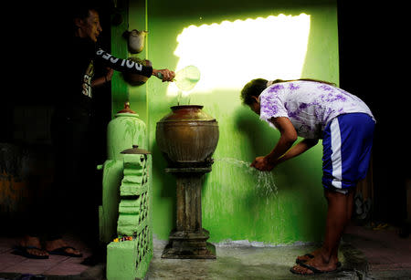 Transgender women wash and clean themselves before prayer at Islamic boarding school for their community in Yogyakarta, Indonesia, September 23, 2018. REUTERS/Kanupriya Kapoor