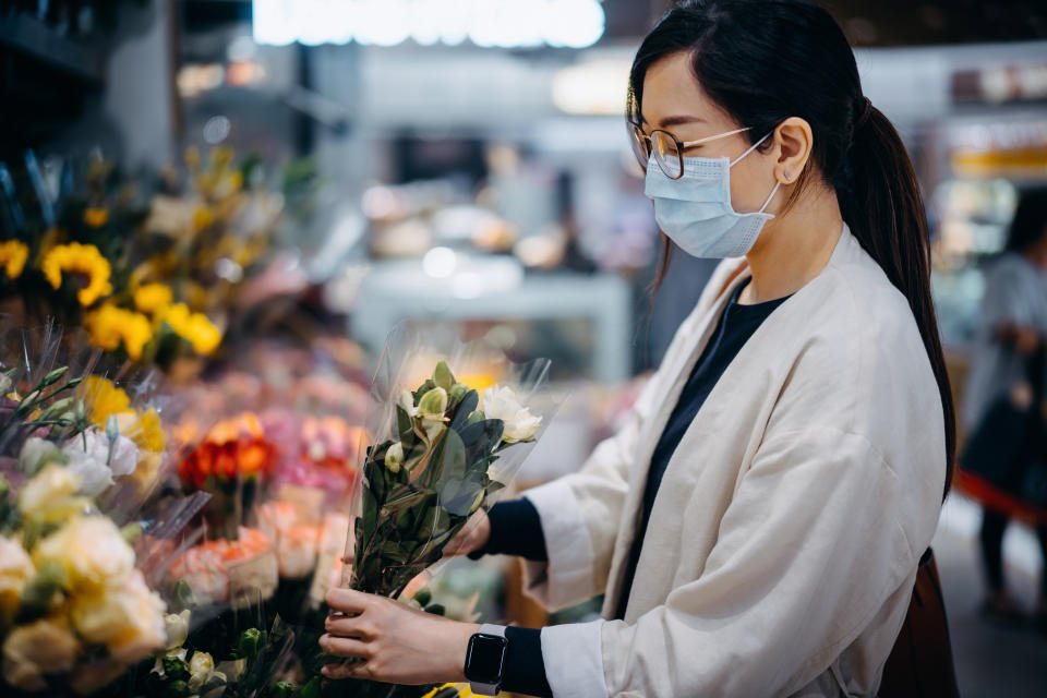 If you live in the same town as your mom, you may consider buying flowers at a grocery store or farmers market and dropping them off yourself. (Photo: d3sign via Getty Images)