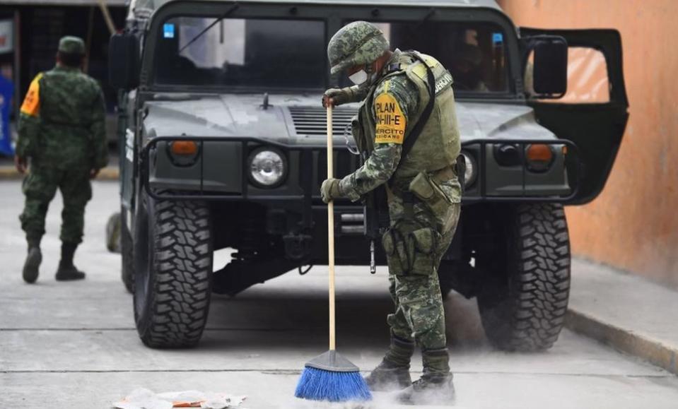 Soldado barriendo cenizas del Popo