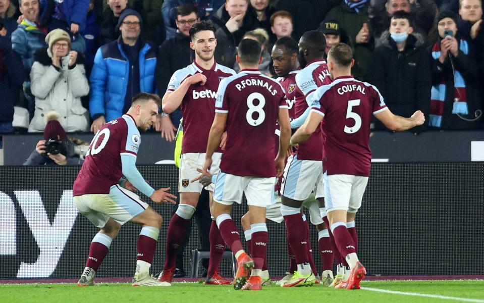  Jarrod Bowen of West Ham United celebrates after scoring their side's second goal with team mates during the Premier League match between West Ham United and Norwich City at London Stadium on January 12, 2022 in London, - GETTY IMAGES