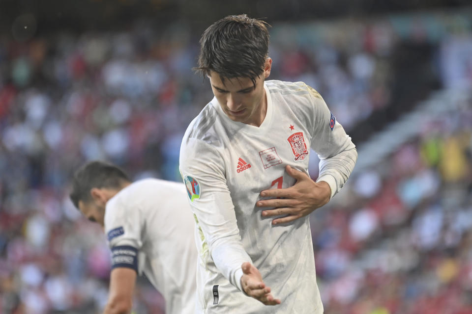 Álvaro Morata hace un pase de torero al festejar su gol clave en la victoria 5-3 de España sobre Croacia en el Campeonato Europeo el 28 de junio del 2021 en Copenhague. (Stuart Franklin, Pool Photo vía AP)