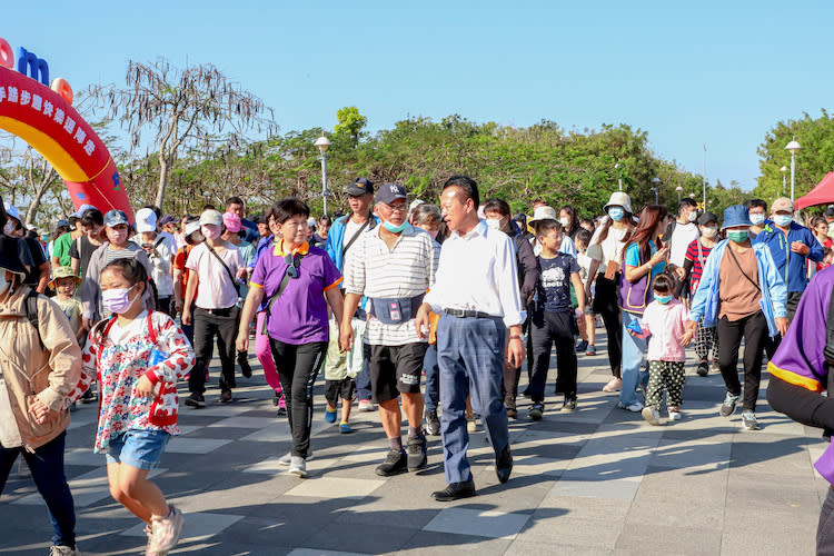 ▲翁章梁縣長與教育處吳美華處長帶領民眾一起健走。(圖/嘉義縣政府提供)