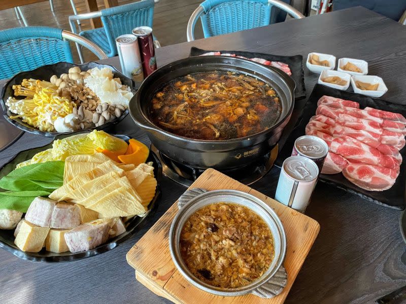 ▲新社菇神景觀餐廳主打菇類美食，一鍋家傳原本土雞湯，以土雞搭配十餘種蕈菇，鮮美滋味是老饕最愛。（圖／記者金武鳳攝，2021.10.22)