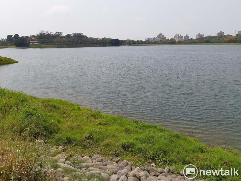 久旱不雨，嘉義市蘭潭水庫還有67.7％蓄水量。   圖：蔡坤龍/攝