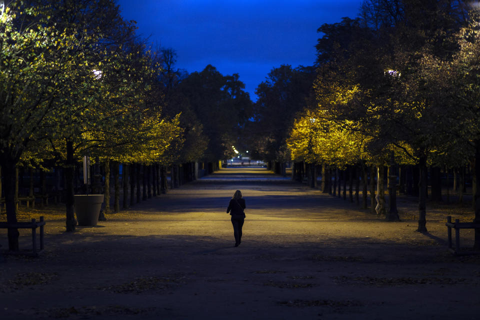 30 ottobre: primo giorno del nuovo lockdown in Francia, il secondo dopo quello primaverile per tentare di frenare l’impennata dei contagi da coronavirus. A Parigi non si vede quasi nessuno in giro. (AP Photo/Lewis Joly)