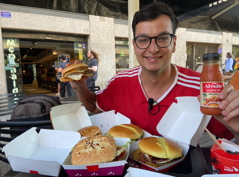 Ohne Gazpacho geht es in Spanien nicht: Business-Insider-Reporter Leo Ginsburg beim McDonald's in Barcelona. - Copyright: Tristan Filges