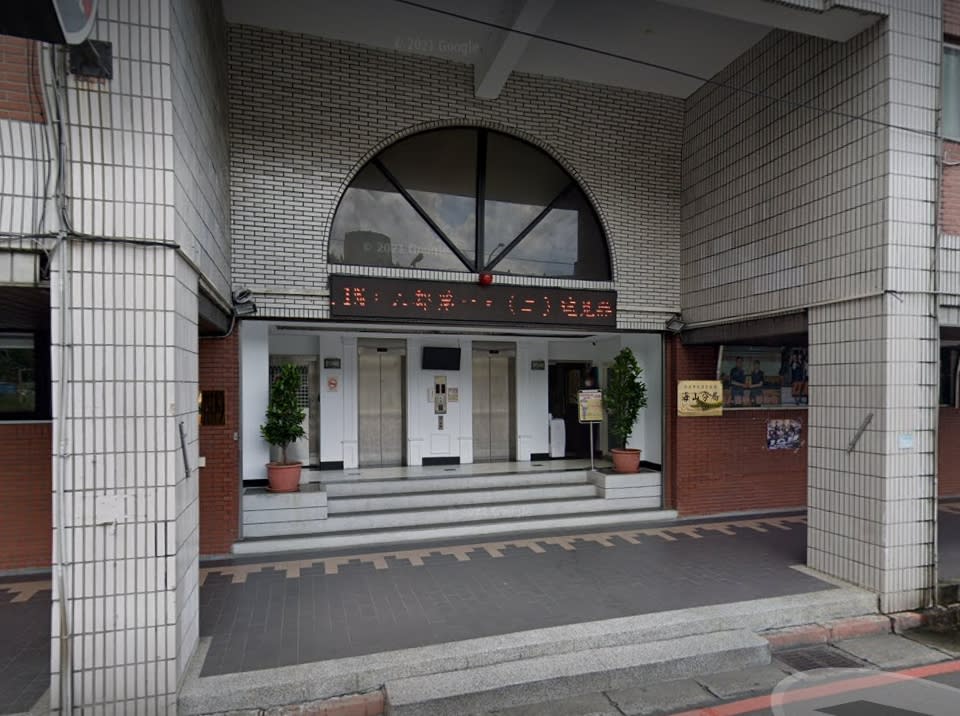 ▲今（7）日新北市政府大樓對面7-11，有一名馬姓男子因為插隊，被女店員勸導後，竟然惱羞成怒毆打對方，嚇壞民眾，海山分局已派出員警到場，現場將人帶返所。（圖／翻攝google map）