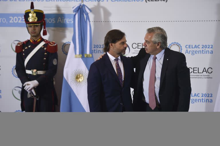 El presidente de Uruguay, Luis Alberto Lacalle Pou, y el presidente de Argentina, Alberto Fernández, hablan durante la Cumbre de la Comunidad de Estados Latinoamericanos y Caribeños (CELAC) en Buenos Aires