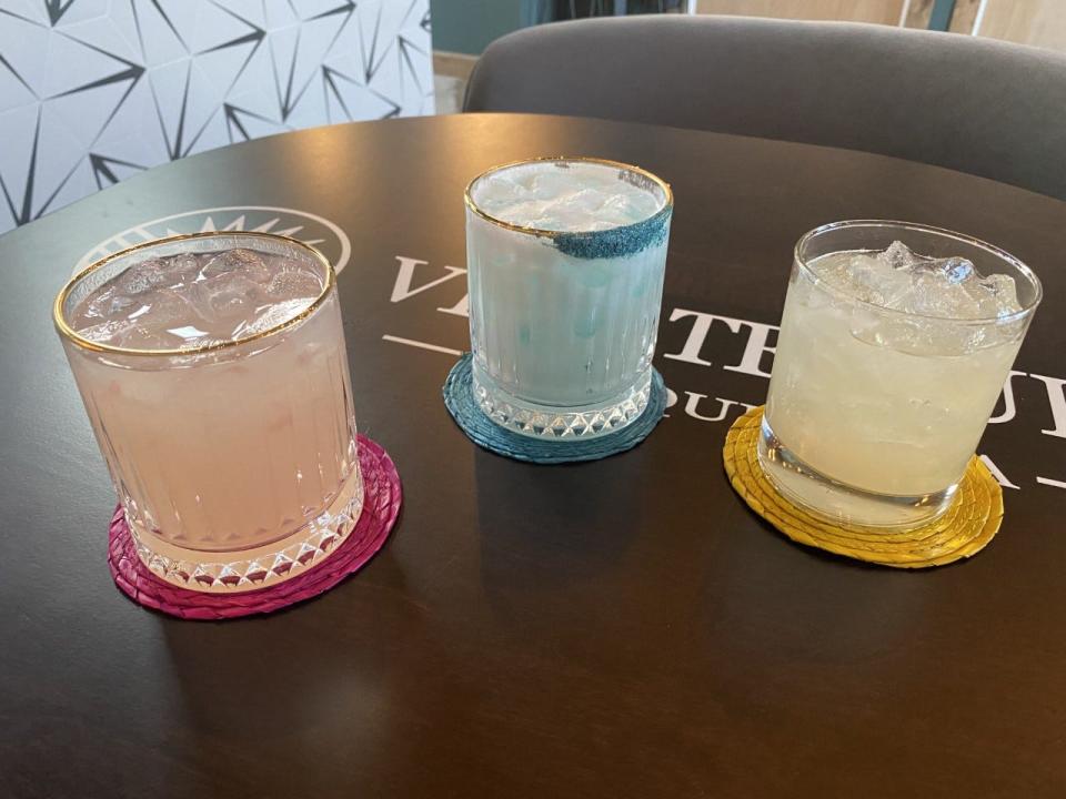 Tres cocteles de la casa de Viva Tequila. De izquierda a derecha, Paloma, margarita congelada y margarita de mezcal.