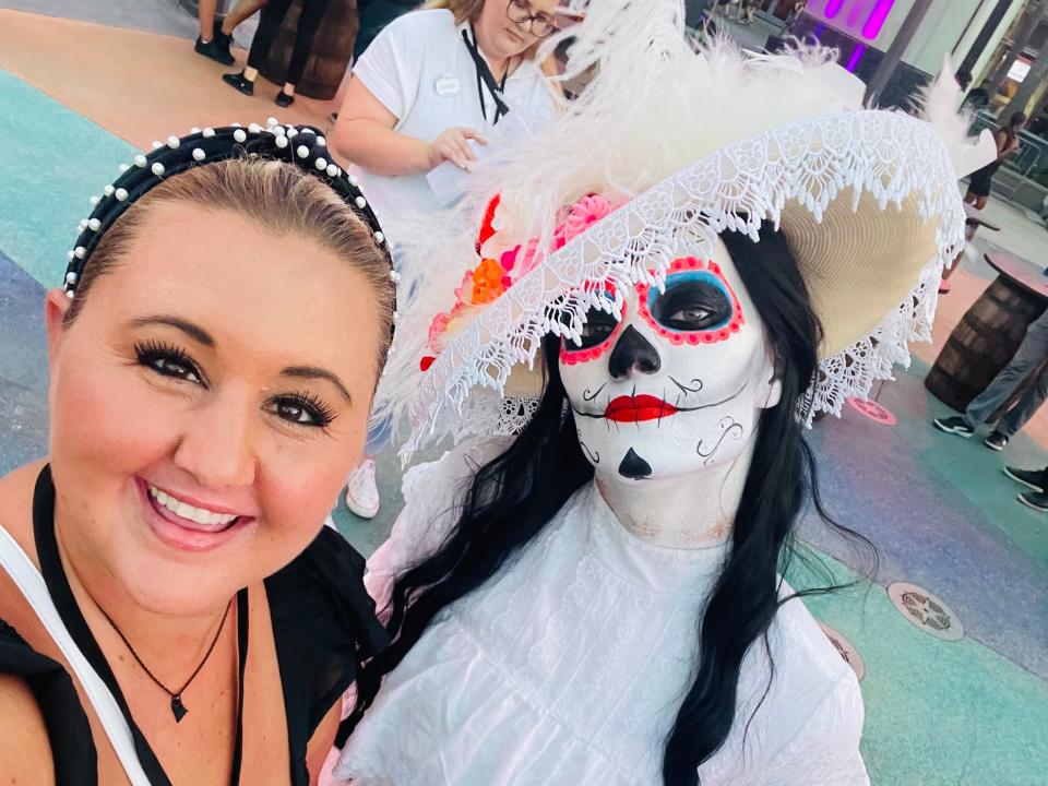 carly posing with a scare actor at universal hollywood's halloween horror nights
