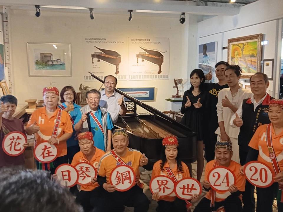 負責人林滿津（左一）表示，希藉此活動讓百年鋼琴風華再現。（圖：維納斯藝廊提供）