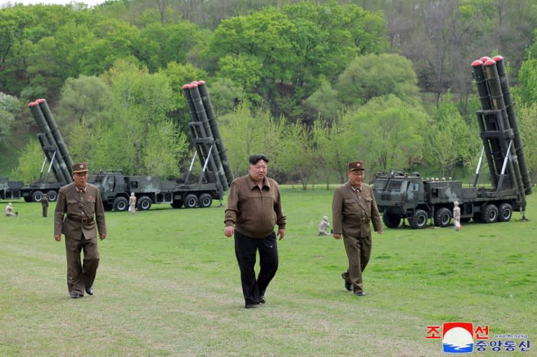 Cette photo prise le 22 avril 2024 et diffusée le lendemain montre le dirigeant nord-coréen Kim Jong Un (c) observant un exercice militaire simulant "une contre-attaque nucléaire", dans un lieu non divulgué en Corée du Nord (STR)