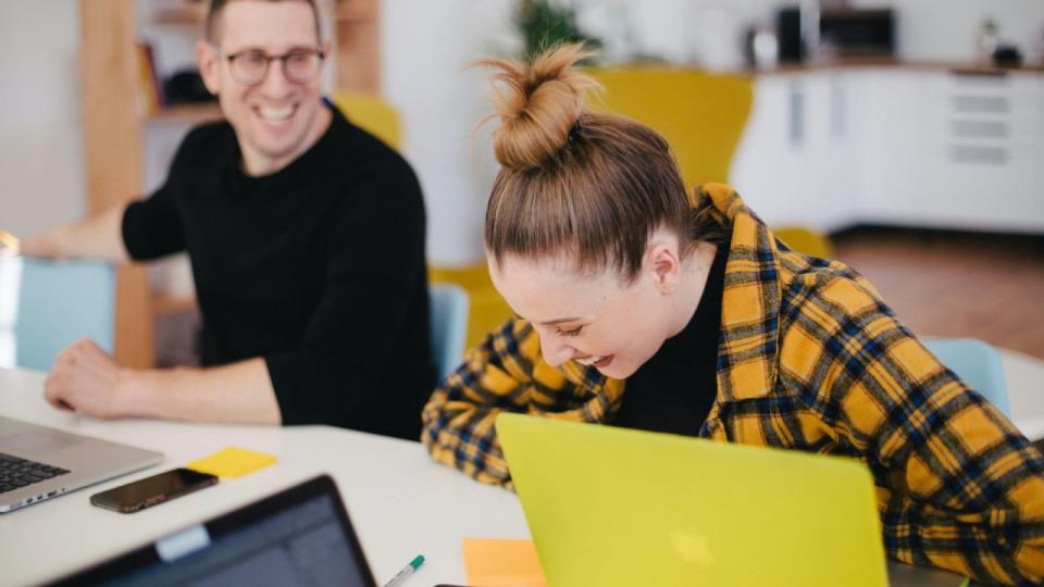 Jóvenes en el trabajo- Oficina- flexibilidad.