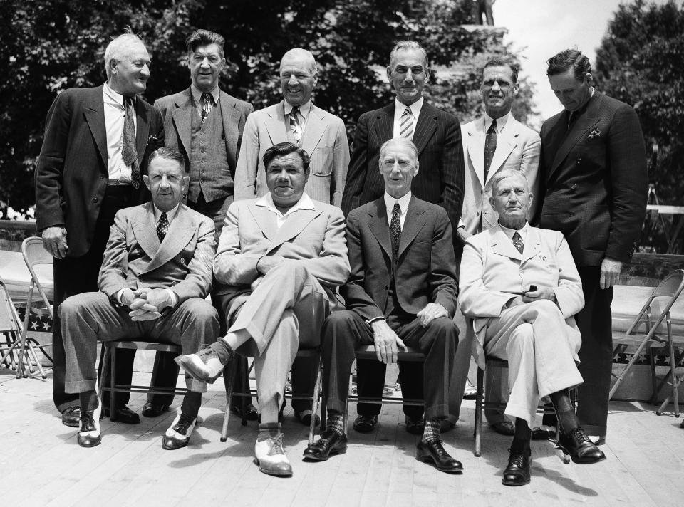 ARCHIVO - En esta foto de archivo del 12 de junio de 1939, aparecen de izquierda a derecha, adelante, Eddie Collins, Babe Ruth, Connie Mack y Cy Young; atrás, Hans Wagner, Grover Cleveland Alexander, Tris Speaker, Napoleon Lajoie, George Sisler y Walter Johnson, en la fecha en que ingresaron al Salón de la Fama (AP Foto/archivo)