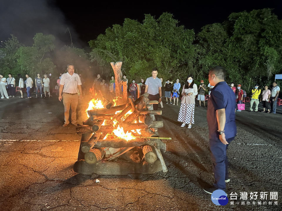 張市長夫婦點燃營火。（記者扶小萍攝）