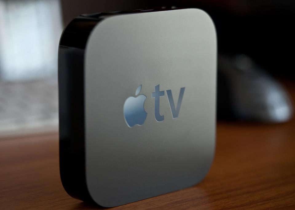 Seit nunmehr drei Jahren gibt es keine neue Version von Apple TV. Insider erwarten daher, dass die Set-Top-Box noch in diesem Jahr aufgefrischt wird – womöglich sogar noch in diesem Sommer. (Bild-Copyright: Getty Images)