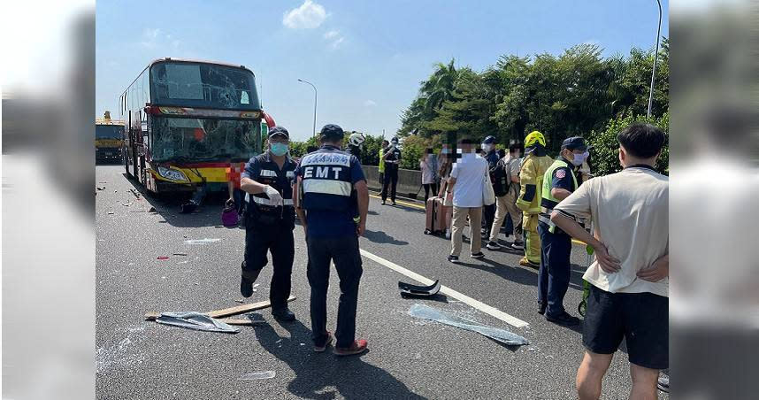 客運司機為了閃避掉落的棧板，造成3車追撞的事故。（圖／翻攝畫面）