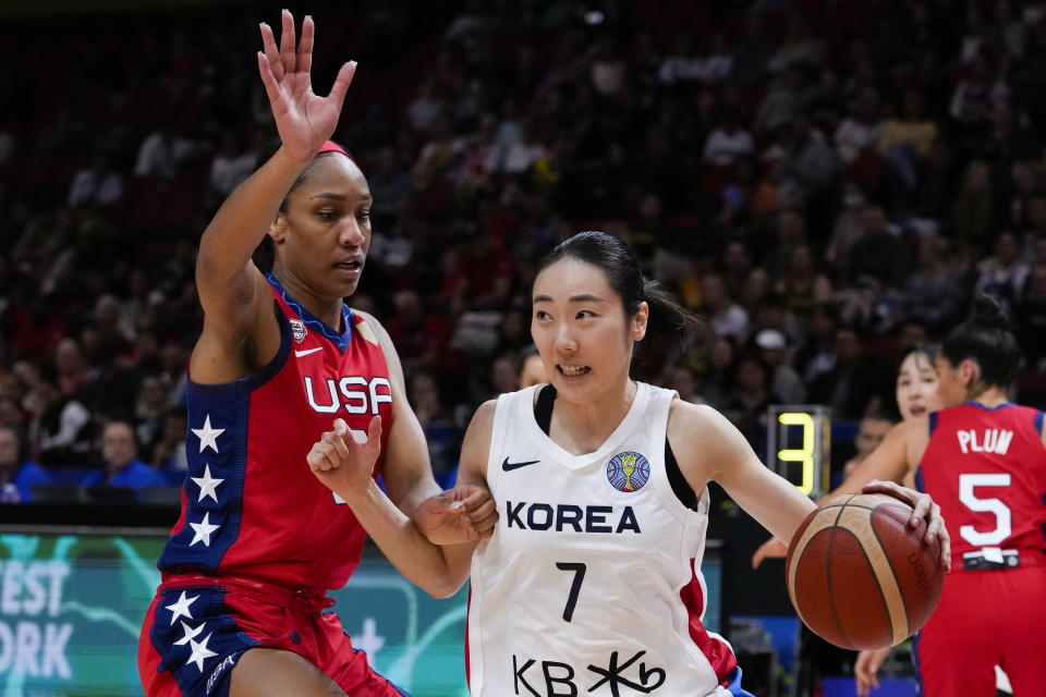 United States' A'ja Wilson, left, attempts to block South Korea's Park Hyejin during their game at the women's Basketball World Cup in Sydney, Australia, Monday, Sept. 26, 2022. (AP Photo/Mark Baker)