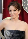 TINA FEY. No sólo nos hace reír, la genial comediante de 30 Rock también sabe deslumbrar. Y lo hace a lo grande, con un vestido negro con corsé strapless metalizado y el cabello recogido en un chignon flojo, con un flequillo largo alrededor de su rostro.