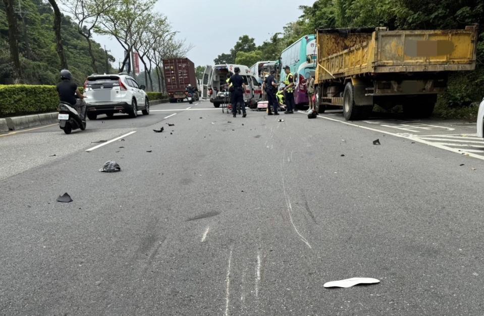 機車撞擊行人後倒地滑行零件散落一地。（圖／翻攝畫面）