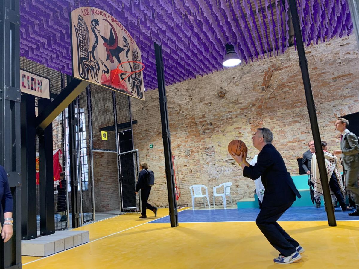 Las populares canchas de básquetbol en México, un ágora social al  descubierto en Venecia