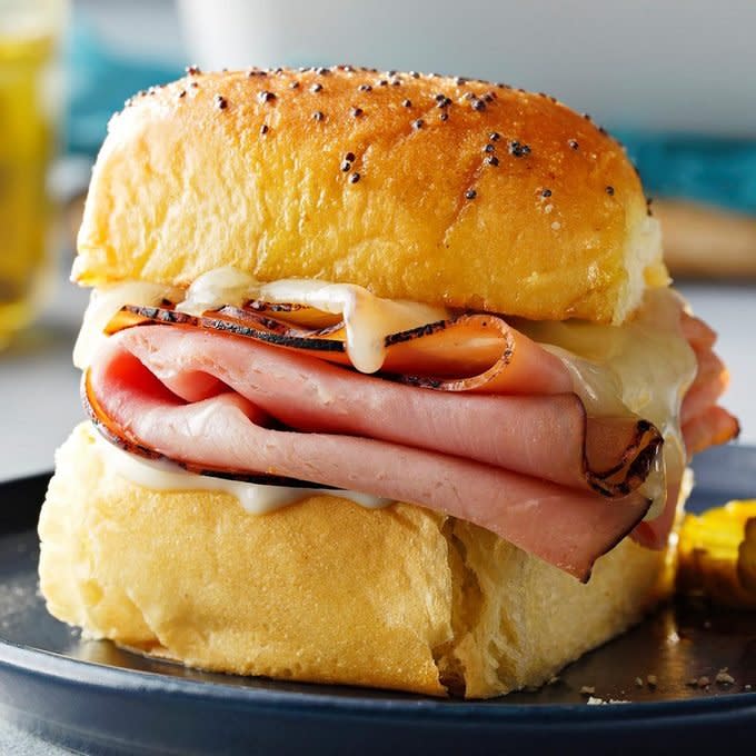 Caramelized Ham Swiss Buns Exps Thfm22 141947 B09 23 4b