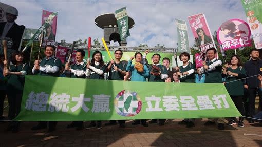 　　　　　　　　　　　　　　　　　　               民進黨副總統當選人賴清德發臉書感謝台南鄉親。（圖／翻攝賴清德臉書）
　　
賴清德並指出，在台灣最危急的時刻，台南鄉親總是率先站穩腳步，2018年的地方大選，「韓流」襲捲台灣，民進黨失去許多縣市的執政，然而台南鄉親守住市長版圖；2019立委補選，台南人再度守住一席，阻止「韓流」往北擴散。
　　
賴清德說，這一次，面對中國打壓台灣，需要守護台灣、維護民主的關鍵時刻，78萬多位台南鄉親勇敢站出來投票，支持蔡英文、賴清德，維護台南民主聖地的名聲，讓全國得票率最高的傳統繼續延續。
　　
他強調，「吃果子、拜樹頭」，台南是他求學的地方，從政的起頭，更獲得栽培當選國大代表、立法委員和兩任市長，他和台南早就榮辱與共。再度感謝偉大台南鄉親的支持，當選副總統後，他不會忘記，也會更努力。我們繼續約定：讓民主在台南，永遠偉大，繼續光榮。