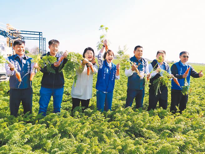雲林縣東勢鄉「國際台灣胡蘿蔔日」將於3月2日登場，昨天在東勢鄉舉辦記者會，眾人試採胡蘿蔔為活動暖身。（張朝欣攝）