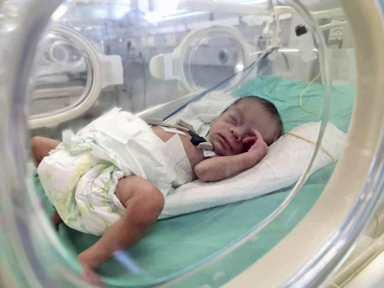 A premature baby at a hospital in Khan Younis on Oct. 23. (Yomiuri Shimbun via AP)