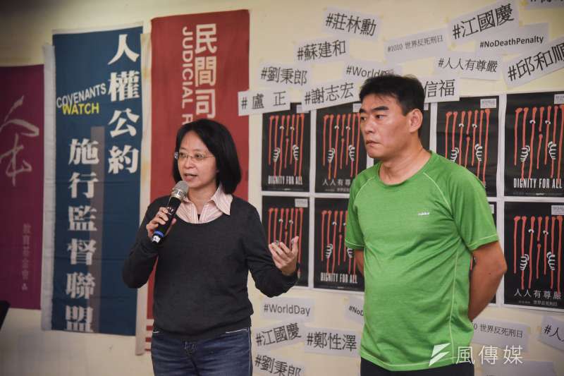 20181010-台灣廢除死刑推動聯盟10日舉行「在。不在。」講座，平時關注死刑的作家張娟芬（左）到場分享。（羅紹文攝）