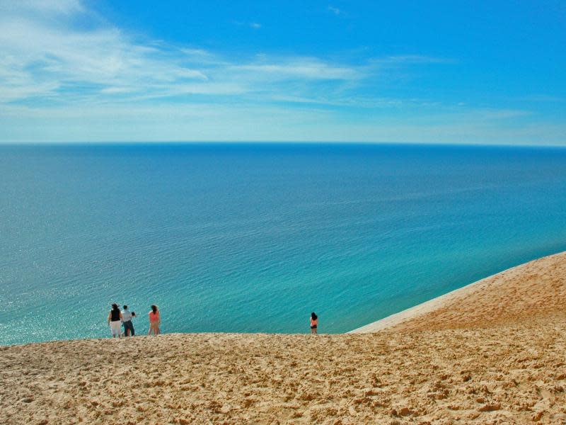 Leuchtendes Blau: Nicht umsonst zählt die Region der Sleeping Bear Dunes im Norden Michigans zu den beliebtesten Urlaubsorten der Amerikaner. Foto: Traverse City Tourism