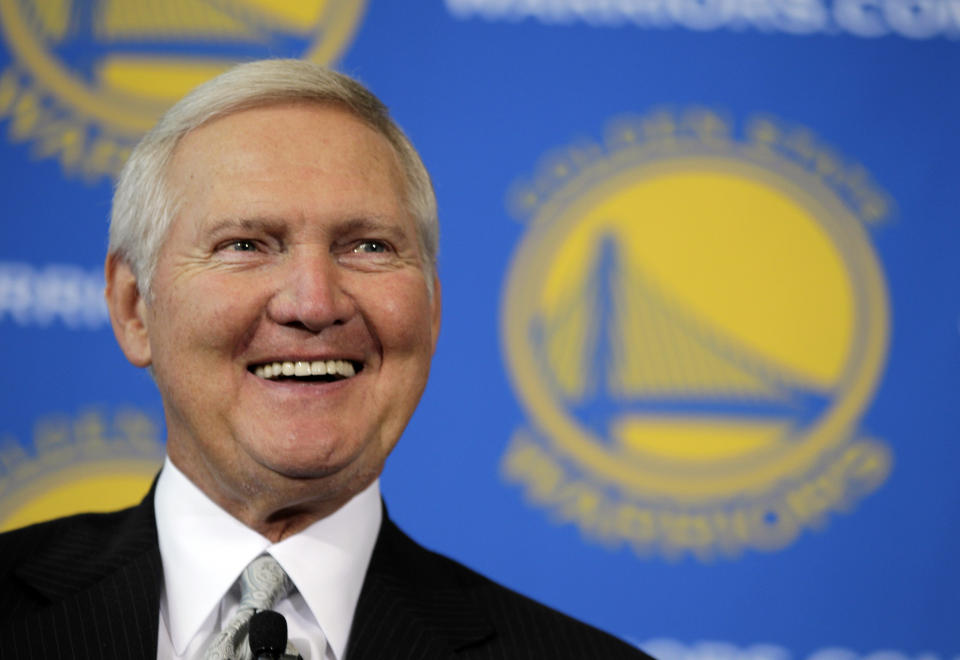 ARCHIVO - Jerry West sonríe tras tras ser presentado como nuevo miembro de la junta directiva de los Warriors de Golden State, el 24 de mayo de 2011. West ha fallecido. Tenía 86 años. (AP Foto/Eric Risberg)