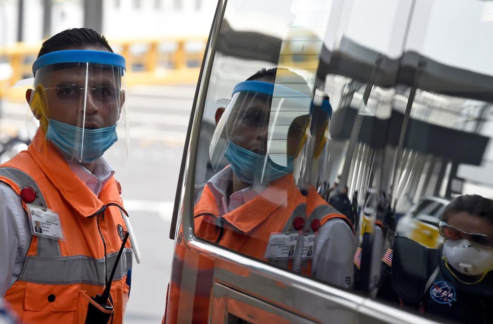 Un trabajador del aeropuerto y una empleada de la NASA se reflejan en la ventana de un vehículo en el Aeropuerto Internacional Benito Juárez en Ciudad de México en el momento en que empleados de la terminal protestaban por el pago de utilidades. Foto: ALFREDO ESTRELLA/AFP via Getty Images