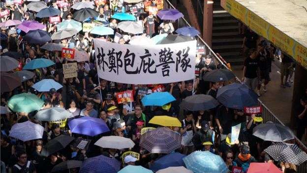 香港警察處理示威時被指濫力暴力。（BBC中文網）
