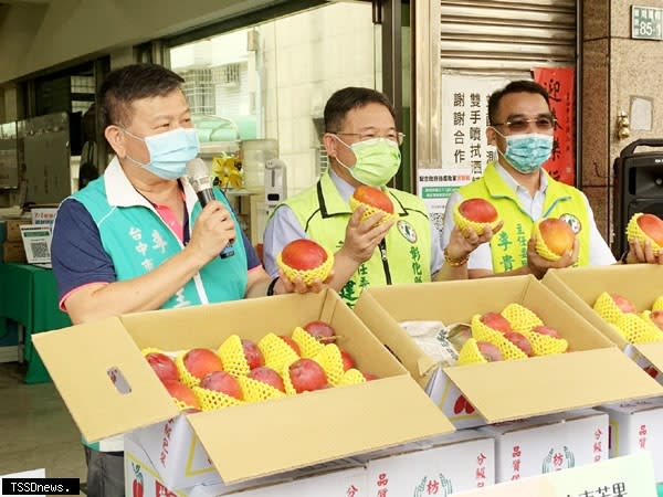 民進黨全國主委聯誼會發起以行動挺果農。（圖：民進黨台中市黨部提供）