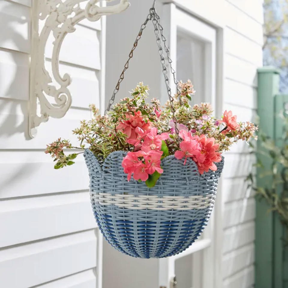 Blue scallop hanging basket
