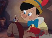 Drei Jahre später nahm sich Disney ein Kinderbuch aus Italien zum Vorbild für den zweiten langen Zeichentrickfilm: "Pinocchio" (1940) erzählt die bekannte Geschichte vom Spielzeugmacher Gepetto und seiner Holzpuppe, der eine lange Nase wächst, wenn sie lügt. Auch wenn sie US-Kritiker von "Pinocchio" begeistert waren, floppte der Film zunächst - der Zweite Weltkrieg machte einen Kinostart in vielen Ländern unmöglich. (Bild: Disney)