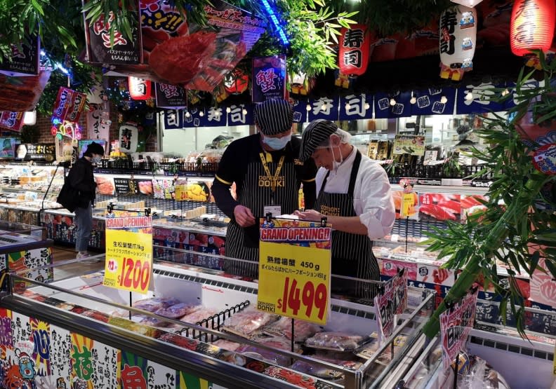 唐吉軻德的台灣首店壽司及水產區，首創在店鋪中販售活貝類。廖君雅攝影