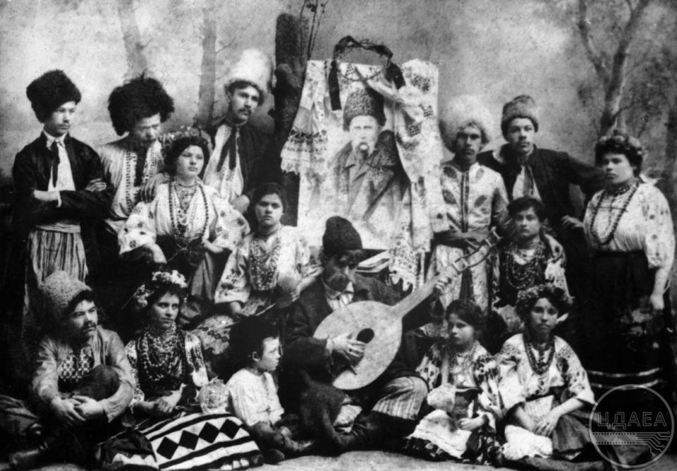 An amateur theater group of Bakhmut city that staged a performance based on Taras Shevchenko's play “Nazar Stodolia,” Katerynoslav province, 1911. (State Archival Service of Ukraine)