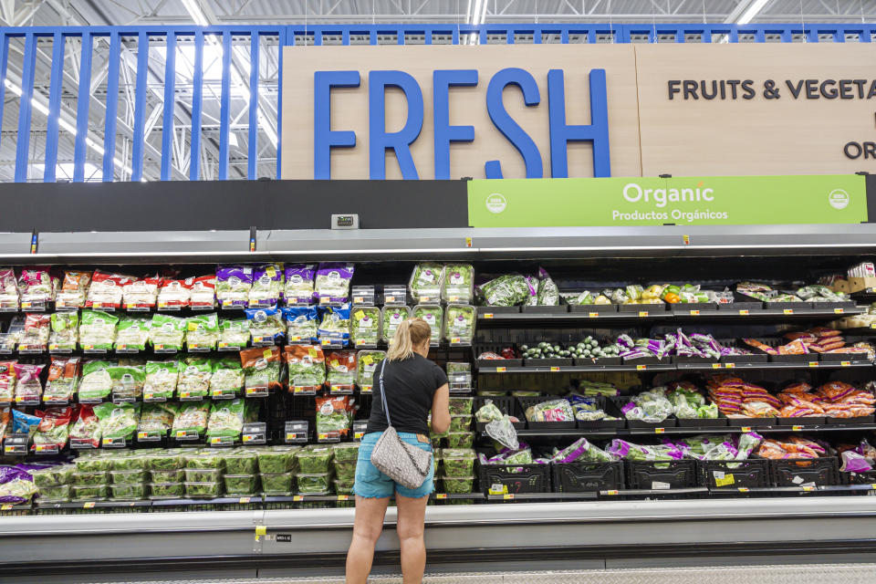 Cliente en el pasillo de productos frescos, bolsas de ensalada y verduras, Walmart Supercenter, Miami, Hialeah Gardens, Florida.  (Foto: Jeffrey Greenberg/Universal Images Group vía Getty Images)