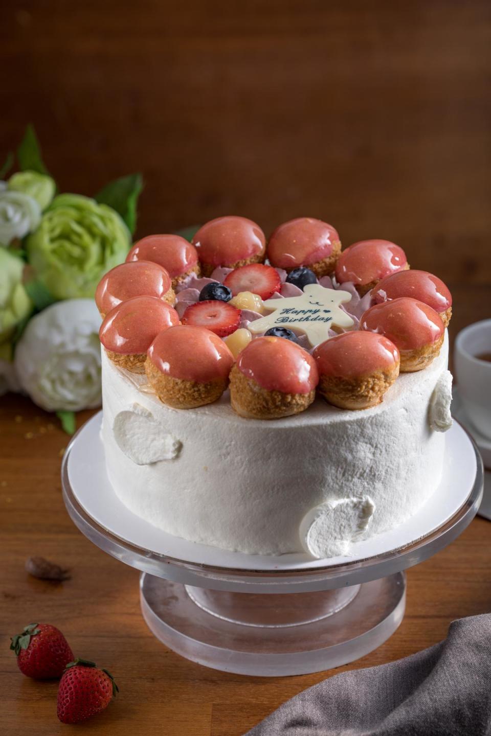 「馨香花語」的玫瑰醬及覆盆子玫瑰奶餡，為奶油蛋糕帶來酸甜交替的層次感。（1,150元／7吋）