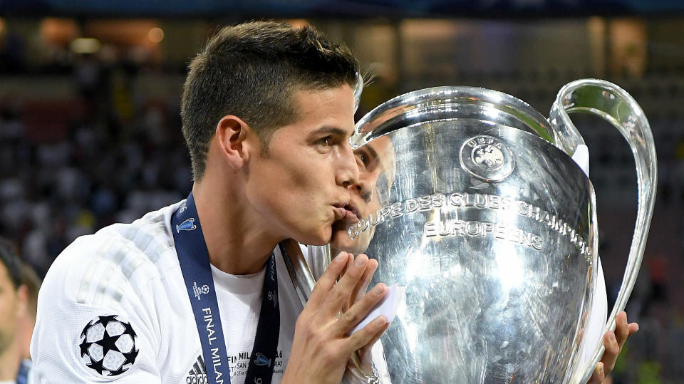 James Rodríguez, del Real Madrid, besa el trofeo de la Uefa Champions League, en 2016. / Goal.Com