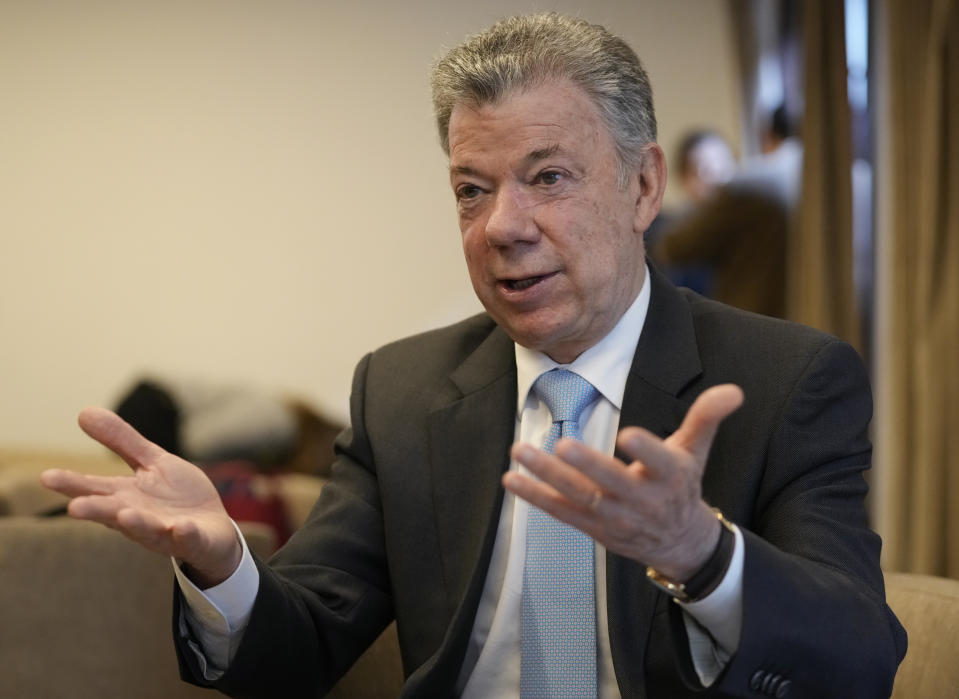 El ex presidente colombiano Juan Manuel Santos habla durante una entrevista al margen de la presentación de un informe de la Comisión Global sobre Políticas de Drogas, en Bogotá, Colombia, el miércoles 9 de noviembre de 2022. (Foto AP/Fernando Vergara)