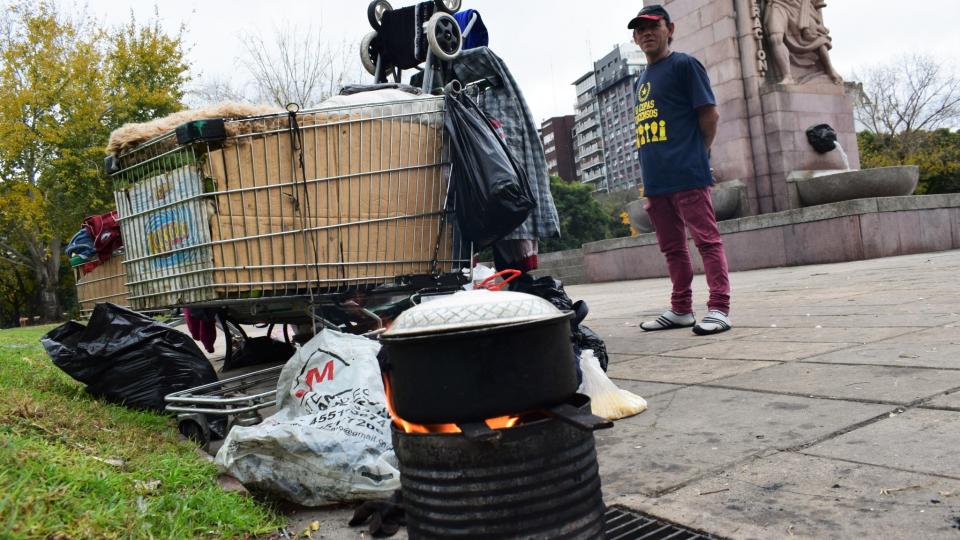 (FOTOS) Hundidos en la espiral de la pobreza de Argentina, sin poder escapar