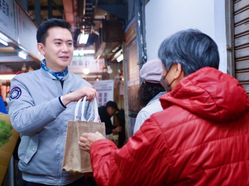 竹北提倡防疫觀念  推市場消費換禮券獲響應 竹北市長鄭朝方（左）4日表示，為提倡防疫並振興 經濟，與竹北在地攤販協會與自治會合作，推出滿額 送防疫好禮活動獲響應，盼讓防疫觀念深植家戶。 （竹北市公所提供） 中央社記者郭宣彣傳真  113年3月4日 