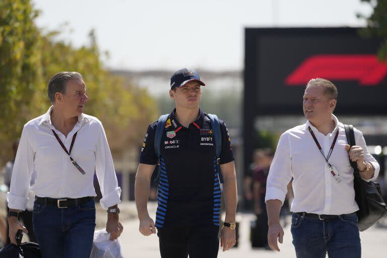 Max Verstappen camina con su manager Raymond Vermeulen (izquierda) y su padre, Jos Verstappen (derecha), antes de la primera práctica del GP de Bahrein, que terminó ganando