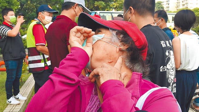 屏東縣高樹鄉超商女店員遭駭人「挖眼案」引眾怒，一位6月底曾遭攻擊割頸的阿嬤，指著脖子上留下的疤痕，心有餘悸述說恐怖經歷。（謝佳潾攝）