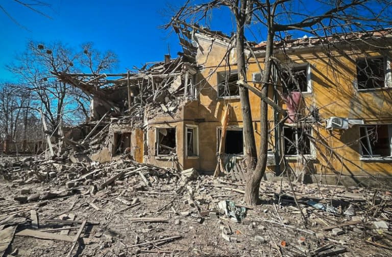 Un edificio residencial destruido por un ataque con misiles en Mikolaivka, en la región de Donetsk, una imagen tomada y divulgada el 28 de marzo de 2024 al este de Ucrania por el Servicio de Emergencias Ucraniano (.)