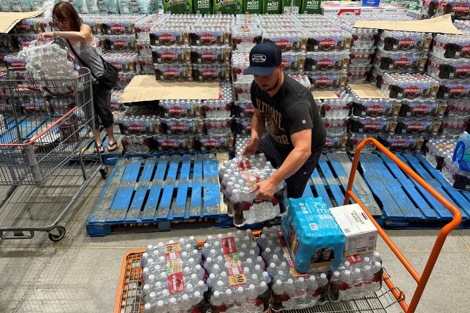 美國人習慣飲用樽裝水，會在超市大批購買。 (PATRICK T. FALLON/AFP via Getty Images)